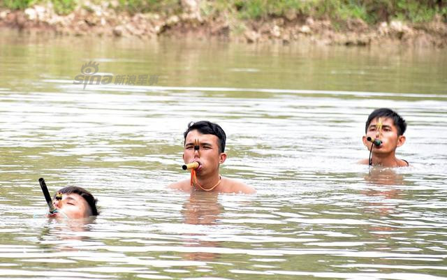 Việc lặn chỉ với một chiếc ống thở cực kỳ thô sơ cũng là điều khiến cư dân mạng Trung Quốc tỏ ra thán phục những người lính của chúng ta. Một thành viên còn nhận xét "Đây chính là cách Việt Nam đã đánh thắng Mỹ". Nguồn ảnh: Sina.