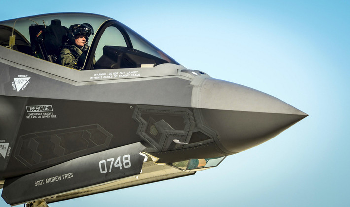 Toàn bộ chương trình nghiên cứu F-35 được coi là chương trình phát triển chiến đấu cơ tốn kém nhất lịch sử hàng không quân sự thế giới hiện nay với khoảng 1,5 nghìn tỷ USD được chi ra. Phía Mỹ dự tính sẽ chi khoảng 400 tỷ USD để trang bị loại chiến đấu cơ này và bảo dưỡng chúng trong suốt 50 năm sử dụng sắp tới. Nguồn ảnh: Wikipedia.