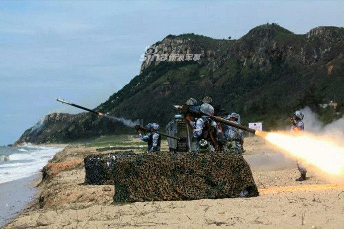 Lính Trung Quốc huấn luyện sử dụng tên lửa đất đối không tiêu diệt mục tiêu giả định. Nguồn ảnh: Sina.