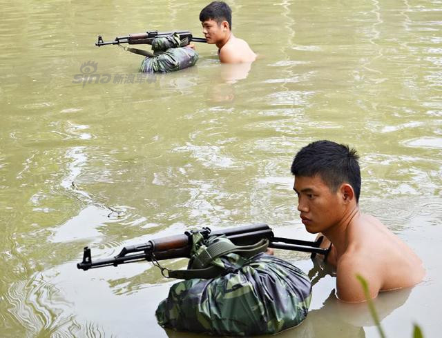 Với đặc tính không thấm nước, người lính chỉ cần buộc thật chặt tất cả đồ đạc của mình ở bên trong chiếc tăng, chiếc tăng lúc này không những giữ đồ dùng của chiến sĩ khỏi bị ướt mà còn đóng vai trò như một chiếc phao. Nguồn ảnh: Sina.