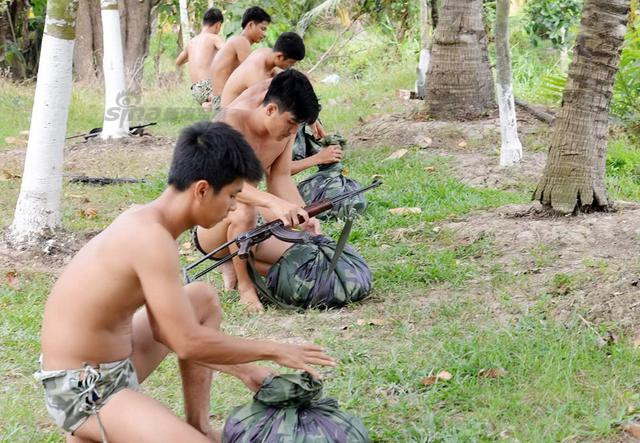 Điều khiến cộng đồng mạng Trung Quốc ngạc nhiên nhất chính là ứng dụng của chiếc tăng - bạt trong quân trang của lực lượng đặc công Việt Nam. Không chỉ sử dụng để che mưa che nắng, loại tăng này còn được sử dụng rất hữu hiệu những lúc sang sông. Nguồn ảnh: Sina.