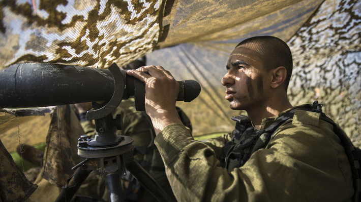 Israel hiện nay là quốc gia có luật nghĩa vụ quân sự hà khắc nhất trên thế giới có lẽ chỉ đứng sau Triều Tiên. Theo đó, mọi công dân bất kể nam nữ đều phải gia nhập quân đội Israel thực hiện chế độ nghĩa vụ quân sự bắt buộc. Nguồn ảnh: QQ.