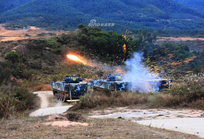 Xe thiết giáp lội nước của Hải quân Đánh bộ Trung Quốc tiêu diệt mục tiêu với tên lửa chống tăng. Nguồn ảnh: Sina.