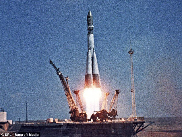 Kế sau đó, vào ngày 3/11/1957, chú chó Laika cũng là sinh vật sống đầu tiên được phóng vào vũ trụ bên trong tàu vũ trụ Sputnik 2 dưới sự hỗ trợ của tên lửa đẩy R-7 đã mở ra cánh cửa cho con người chinh phục không gian. Nguồn ảnh: Pinterest.