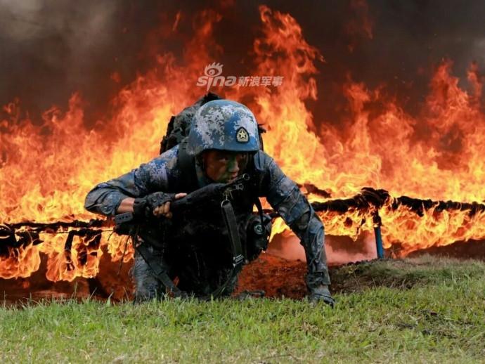 Những bài tập của Quân đội Trung Quốc có phần hơi cường điệu hóa so với các thực tế mà binh lính của họ sẽ phải trải qua. Nguồn ảnh: Sina.