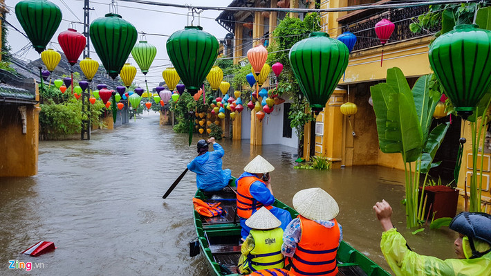 Nhiều du khách đi tham quan bằng thuyền.