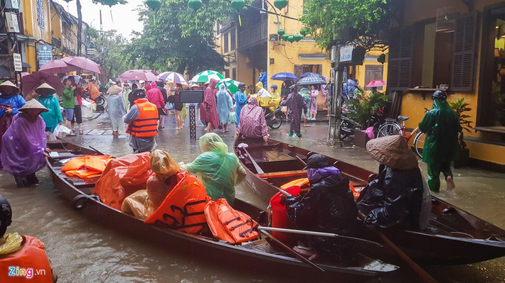 Nhiều tuyến phố bị ngập nặng hơn 1 m, khiến giao thông tê liệt. Tuy nhiên, đây lại là cơ hội kiếm tiền cho nhiều người dân Hôi An khi du khách thuê thuyền để đi dạo phố cổ.