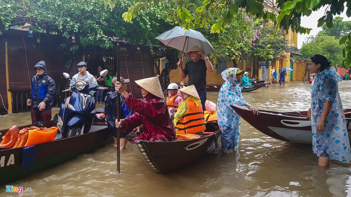 Chị Lê Thị Hoa, một người dân phố Hội chuyên chèo thuyền đưa du khách đi tham quan, cho biết trung bình mỗi ngày thu nhập từ 500.000-700.000 đồng; tuy nhiên, khi mùa lũ về, thu nhập của chị tăng lên gấp 3-4 lần.