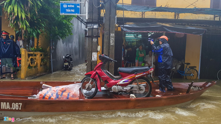 Trong khi đó, dịch vụ cũng nhận vận chuyển tài sản cho các hộ dân sống trong vùng bị nước ngập.
