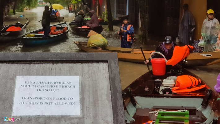 Để đảm bảo an toàn cho du khách, UBND TP Hội An đã ra lệnh cấm chở du khách trong lũ; tuy nhiên, nhiều người vẫn bất chấp nguy hiểm.