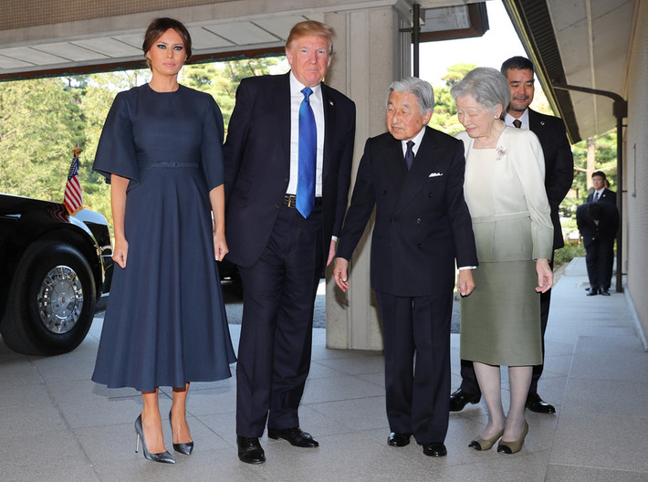 Sáng 6/11, Tổng thống Trump cùng Đệ nhất phu nhân Melania gặp Nhật hoàng Akihito và Hoàng hậu Michiko tại cung điện hoàng gia ở Tokyo. Ông Trump bắt tay và chỉ cúi đầu nhẹ trước Nhà vua Nhật Bản, một hành động được đánh giá cao và hoàn toàn khác biệt so với người người tiền nhiệm Barack Obama.