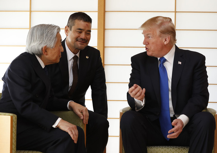 Nhật hoàng Akihito trao đổi với Tổng thống Trump. Theo kế hoạch, người đứng đầu hoàng gia Nhật Bản sẽ thoái vị vào tháng 3/2019, nhường lại ngai vàng cho con trai trưởng, Thái tử Naruhito. Trước đó, Nhật hoàng từng khiến người dân bất ngờ hồi năm ngoái khi bày tỏ ý định muốn thoái vị sau gần 3 thập kỷ vì tuổi tác và sức khỏe. Lịch sử nền quân chủ Nhật Bản từng chứng kiến một số vị vua chủ động nhường ngôi nhưng lần gần nhất là cách đây hơn 200 năm.