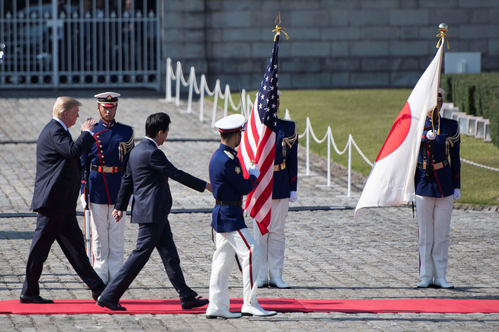 Lễ đón chính thức Tổng thống Donald Trump diễn tại Cung điện Akasaka ở thủ đô Tokyo, Nhật Bản. Buổi lễ do Thủ tướng Shinzo Abe chủ trì. Một ngày trước đó, hai nhà lãnh đạo đã gặp gỡ tại một câu lạc bộ golf và cùng nhau ăn trưa, trò chuyện thân mật.