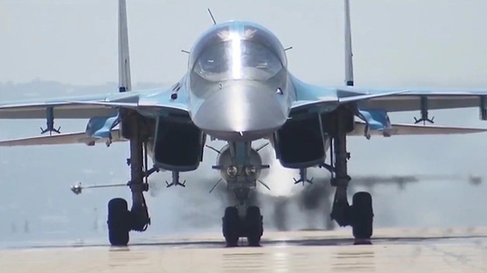 Quân đội Nga hiện tại có khoảng từ 150 tới 200 chiếc Su-34 trong biên chế của mình. Chiếc tiêm kích-bom này có khả năng mang theo tới tổng cộng 8 tấn bom, tốc độ cao nhất lên tới 1900 km/h và có tầm bay tối đa lên tới 4000 km. Nguồn ảnh: RT.