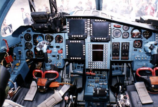 Cận cảnh khoang lái của Su-34 với hai ghế ngồi cạnh nhau. Đây là tiêm kích-bom hiếm hoi trên thế giới hiện nay còn sử dụng kiểu thiết kế này. Nguồn ảnh: Veteran.