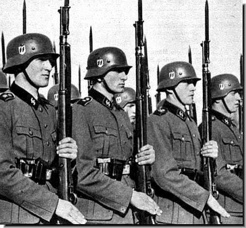 Tổng cộng trong thời gian được sản xuất từ năm 1935 tới năm 1945, đã có tới 14,6 triệu khẩu Kar 98k được ra đời. Những khẩu súng này không những được sử dụng như một loại vũ khí tiêu chuẩn của quân đội Đức mà nó còn được sử dụng làm vũ khí của đội danh dự. Nguồn ảnh: Illus.