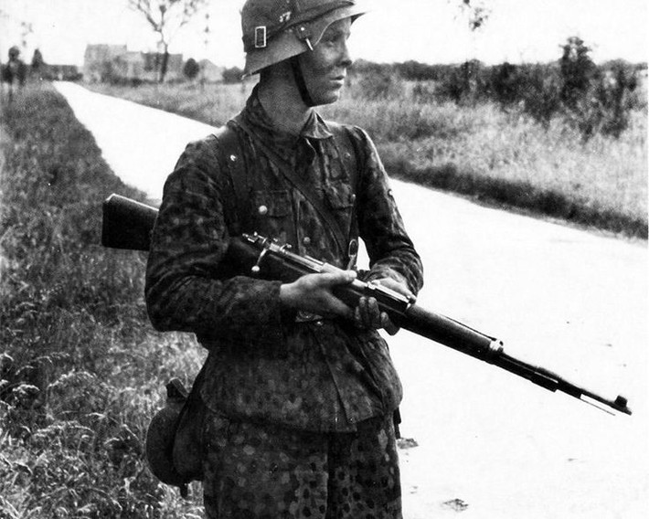 Súng trường Kar 98k có chiều dài lên tới 1110 mm, trong đó chiều dài nòng súng vào khoảng 600 mét. Súng sử dụng cỡ đạn 7,92x57 mm. Nguồn ảnh: Pinterest.