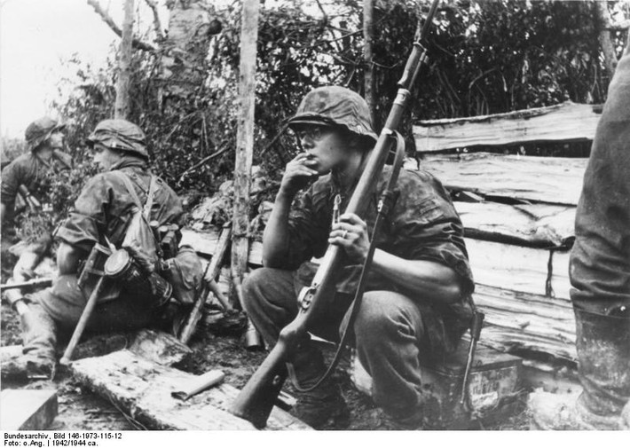 Kar 98k có tầm bắn hiệu quả lên tới 500 mét với thước ngắm và đầu ngắm cơ khí, khẩu súng này thậm chí còn có tầm bắn tối đa lên tới 4700 mét khi được gắn thêm ống ngắm quang học. Nguồn ảnh: Commons.