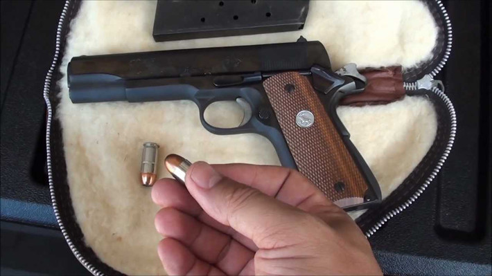 Tiếp theo là khẩu Colt M1911, khẩu súng ngắn hơn 100 năm tuổi này ra đời từ năm 1911 và đã từng là khẩu súng ngắn tiêu chuẩn cho quân đội, cảnh sát Mỹ trong suốt một thế kỷ qua. Nguồn ảnh: Youtube.