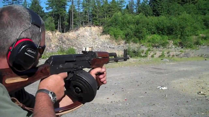 Nhiều công ty ở Mỹ cũng sản xuất AK-47 dựa trên thiết kế của Nga, do Liên Xô không đăng ký sở hữu trí tuệ toàn cầu cho khẩu AK-47 này nên bất cứ nhà sản xuất nào cũng đều được phép sản xuất và bán nó trên thị trường, tuy nhiên những khẩu AK-47 "chính chủ Nga" với những nét đặc biệt riêng của mình vẫn được yêu thích hơn cả. Nguồn ảnh: Youtube.