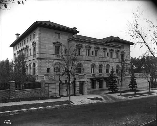 Năm 1914, hệ thống điều hòa lần đầu tiên được lắp cho một biệt thự cá nhân tại Minneapolis (Mỹ) do Carrier chế tạo. Thời điểm này, kích thước của cỗ máy khá lớn với chiều cao 2,1 m, rộng 1,8 m và dài gần 7 m.