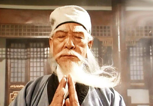 Hai chưởng đánh gục Mộ Dung Bác và Tiêu Viễn Sơn nhẹ như lông hồng, dùng một tay đỡ đòn Hàng Long Thập Bát Chưởng của Kiều Phong mà chỉ lui vài bước đủ để thấy võ công của Thiếu Lâm Thần Tăng này cao thâm tới mức nào.