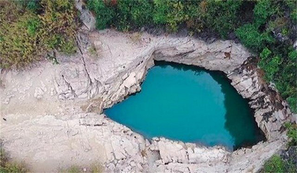 Họ thả một sợi dây chuyên dụng dài 100 mét nhưng vẫn không thể đo được độ sâu của hồ. Cuối cùng, một nhóm thám hiểm quyết định cử thợ lặn xuống để tìm hiểu.