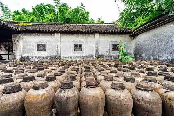 Mới đây, các nhà khoa học đã tiến hành nghiên cứu sâu hơn về việc sản xuất hàng loạt bia gạo đỏ, một loại đồ uống được ca ngợi là "cải thiện tâm trí" và mang "màu đỏ thiêng liêng" vào 4.000 năm trước.