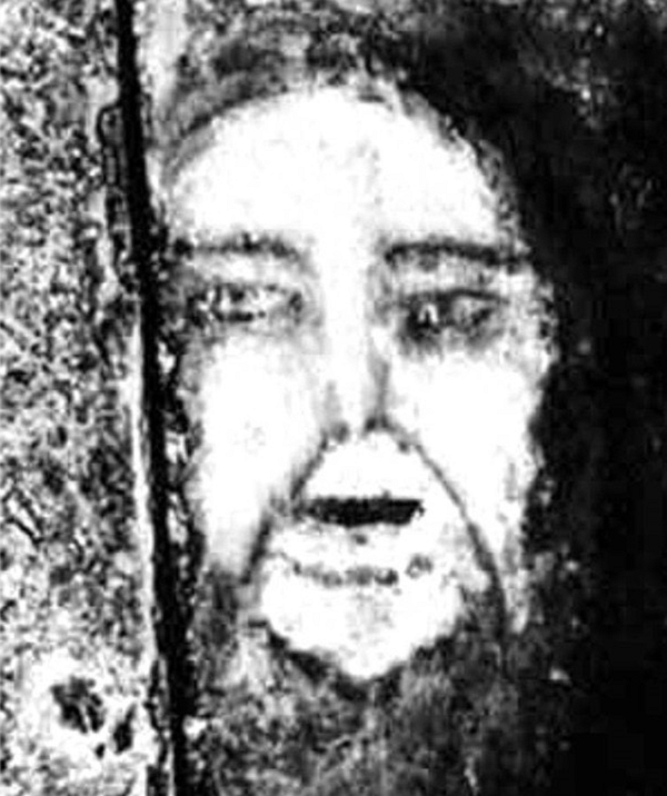 Ngày 23/8/1971, trên sàn nhà bếp của bà Maria ở thị trấn Bélmez de la Moraleda (Tây Ban Nha) xuất hiện những vết ố trên sàn nhà nhưng những vết này liên tục chạy dài và tới một ngày thì hình thành rõ nét một khuôn mặt kỳ dị.