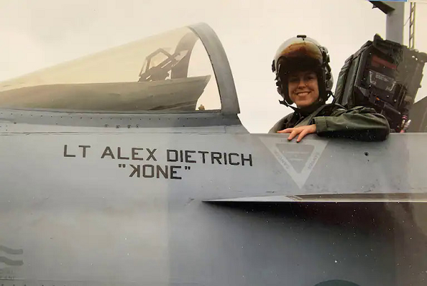 Khi đó, Dietrich và đồng đội đang thực hiện nhiệm vụ trên máy bay F-18 Super Hornet, cất cánh từ tàu sân bay USS Nimitz ở Thái Bình Dương, gần Mexico.