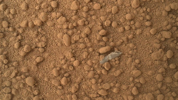 Ngay sau khi đến Hành tinh Đỏ, xe tự hành Curiosity đã tìm thấy một mảnh nhựa rõ ràng trên bề mặt. Sau một số khoảnh khắc gây... đau đầu, các nhà khoa học đã kết luận rằng mảnh nhựa này đến từ chính tàu thăm dò, cụ thể hơn là phần nhựa bọc từ một sợi cáp, có khả năng đã bị lỏng khi hạ cánh.