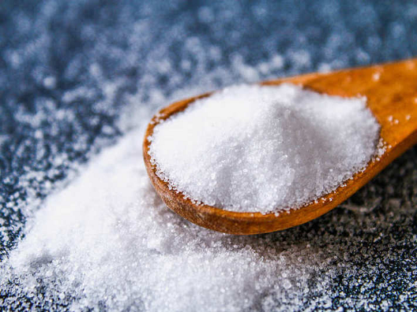 Không để bát chấm, gia vị trên mâm cơm. Thay vào đó, bạn có thể dùng các gia vị khác như chanh, tỏi, tiêu, ớt… để tăng cảm giác ngon miệng. Nếu vẫn muốn chấm đồ ăn vào gia vị mặn trước khi ăn thì bạn nên chấm nhẹ nhàng.