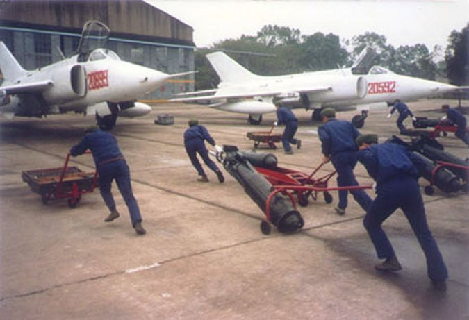 Do ra đời trong thời kỳ Trung Quốc đang có quá nhiều khó khăn, biến động về mặt chính trị nên Q-5 phiên bản đầu tiên chỉ có thể coi là "một cục sắt có khả năng bay được" với hệ thống điện tử cực kỳ kém cỏi. Nguồn ảnh: QQ.