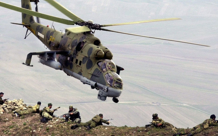 Về khả năng chiến đấu, trực thăng chiến đấu Mi-24 trang bị hỏa lực súng máy hoặc pháo (đặt ở đầu mũi). Súng máy YakB 12,7mm được trang bị trên những chiếc Mi-24D thế hệ đầu. Từ thế hệ 2 trở đi (seri Mi-24V, Mi-24P, Mi-35) thường lắp pháo 23-30mm cố định.
