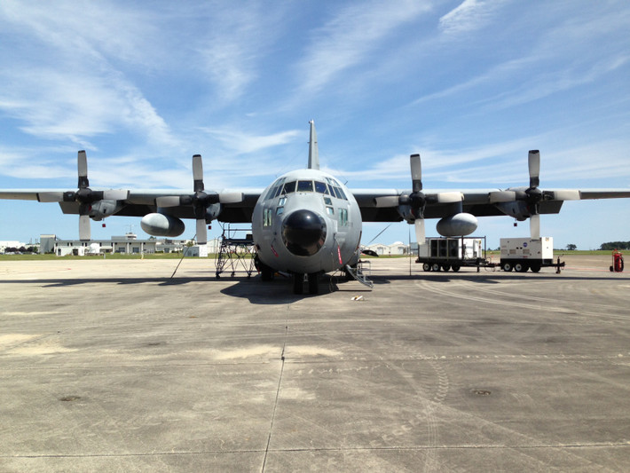 Phiên bản hiện đại và phổ biến của C-130 hiện tại là C-130H với phi hành đoàn 2 người, một dẫn đường, một kỹ sư bay và một nhân viên tải trọng. Máy bay có khả nwang mang theo tối đa 33 tấn hàng ohas, tầm xa 3800 km và trần bay 10.000 mét khi bay rỗng. Nguồn ảnh: Pinterest.