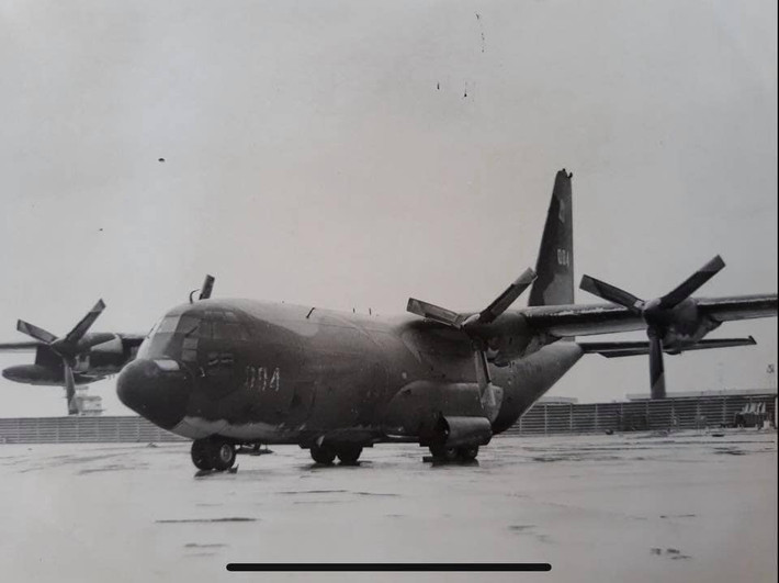 Ngoài ra, một chiếc máy bay vận tải C-130 khác mang số hiệu 003 sau này cũng được ta cải biên lại, trở thành máy bay chở khách và được phục vụ cho các chuyến bay Bắc - Nam. Nguồn ảnh: TL.