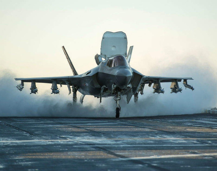 F-35 có thể mang theo 14 tên lửa không đối không AIM-120 AMRAAM và 2 Sidewinder AIM-9X cho các hoạt động trên không hoặc 6 quả bom GBU-31 và 4 tên lửa không đối không.