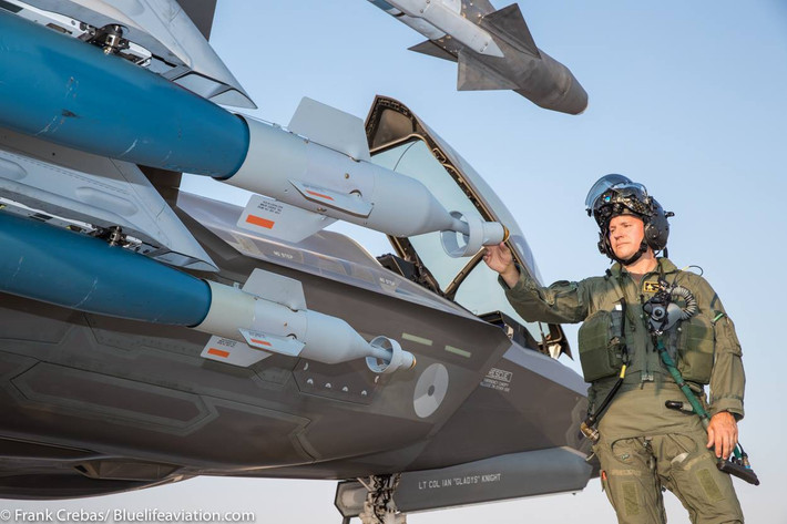 Bên cạnh việc trang bị cho F-35 vũ khí và cảm biến hiện đại, Lầu Năm Góc còn áp dụng hệ thống dẫn đường và cảnh báo tầm xa cho siêu tiêm kích trong các hoạt động chiến đấu.