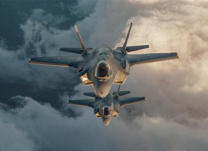 Khi ở chế độ tàng hình F-35, nó chỉ có thể mang theo 2,6 tấn tải trọng chiến đấu gồm hai quả bom GBU-31 hoặc Paveway IV và một cặp AIM-120.