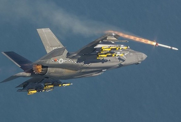Mỹ vẫn nổi tiếng về khả năng mang vác tải trọng vũ khí trên chiến đấu cơ. F-15E còn có thể mang tối đa 11 tấn, ngay cả tiêm kích hạng nhẹ F-16 phiên bản mới nhất cũng có thể mang tới 7-8 tấn vũ khí.