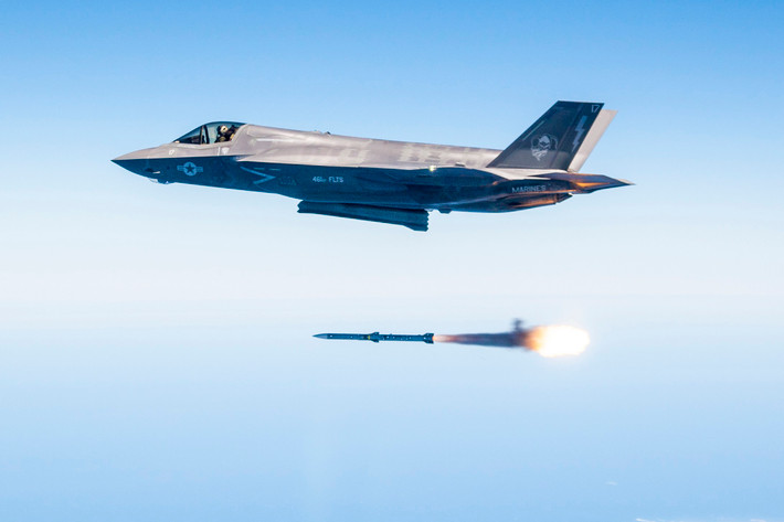 F-35 trong trường hợp này biến thành máy bay ném bom và tấn công. Nó có thể được nhìn thấy rõ ràng trên các radar, vì lượng đạn như vậy không thể được giấu trong khoang bên trong.