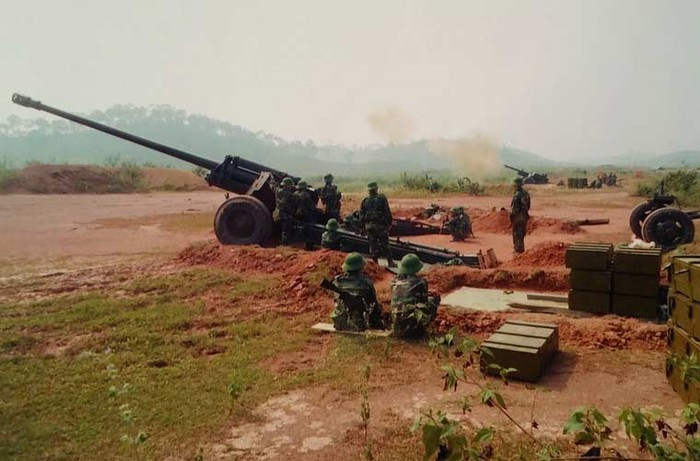 Một trong những yếu tố biến M-46 trở thành loại pháo cấp chiến dịch là do đây là kiểu pháo hạng nặng, rất lớn và cồng kềnh, dài tới hơn 11 mét và nặng 7,7 tấn nên cần có công binh mở đường, xe kéo pháo và hộ tống vào tận mặt trận. Nguồn ảnh: TL.