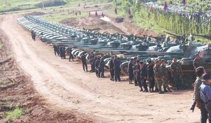 Hàng thiết giáp của Lữ đoàn 60 xếp hàng dài trong một cuộc tập trận chung với Trung Quốc. Nguồn ảnh: Xinhua.