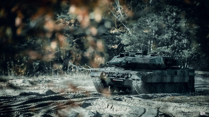 Hiện tại, trong biên chế của Quân đội Ba Lan có khoảng 105 xe tăng Leopard 2A5 cùng với khoảng 140 xe tăng Leopard 2A4. Tuy nhiên các xe tăng Leopard 2A4 này sẽ sớm được nâng cấp lên chuẩn Leopard 2PL - một chuẩn dành riêng cho Ba Lan. Nguồn ảnh: Tank'er.