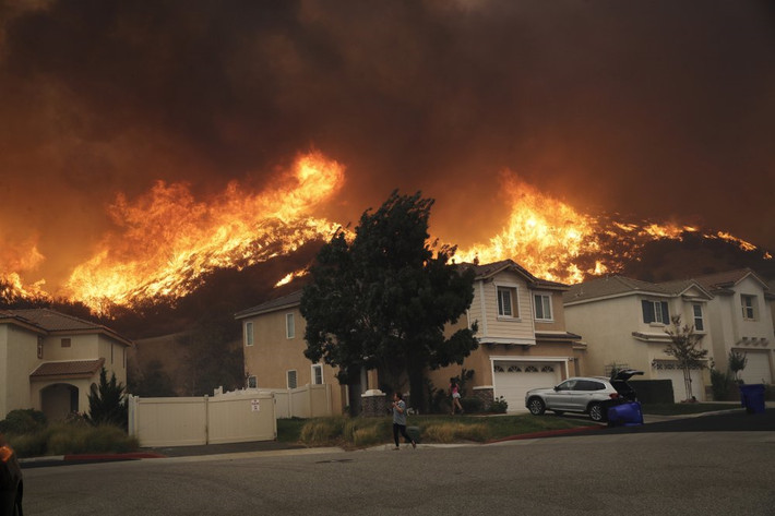 Hỏa hoạn trên diện rộng đang khiến hàng chục nghìn người ở California, Mỹ, phải sơ tán hôm 24/10. Đám cháy lan rộng do gió khô và nhiệt độ cao trong khi lính cứu hỏa vẫn đang nỗ lực dập lửa, theo AP.