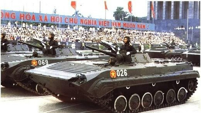 Xe chiến đấu bộ binh BMP-1 có trọng lượng 13,2 tấn, kíp lái 3 người và có khả năng mang theo 8 lính với đầy đủ trang thiết bị. Trong khi đó BMP-2 có trọng lượng 14,3 tấn, kíp lái 3 người nhưng chỉ mang theo được tối đa 7 lính. Nguồn ảnh: WeaponsBlog.