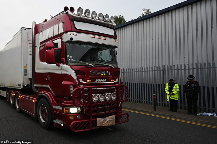 Cảnh sát Anh vừa bắt giữ một người đàn ông gốc Bắc Ireland vì tình nghi ngộ sát và âm mưu buôn lậu người nhập cư. Tuy nhiên không rõ người đàn ông này có liên quan trực tiếp tới vụ việc 39 người thiệt mạng trong xe tải đông lạnh này hay không. Nguồn ảnh: Dailymail.