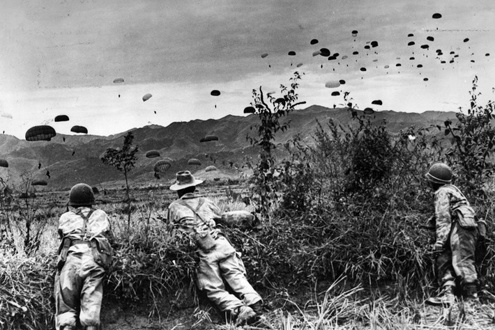 Tính tới ngày 13/3/1954, quân đội Pháp ở Điện Biên Phủ có quân số tổng cộng 10.814 lính (chưa bao gồm lực lượng được tăng viện). Kèm theo đó là 10 xe tăng và khoảng 400 máy bay trong số đó có 37 phi công người Mỹ trực tiếp tham chiến. Nguồn ảnh: TL.