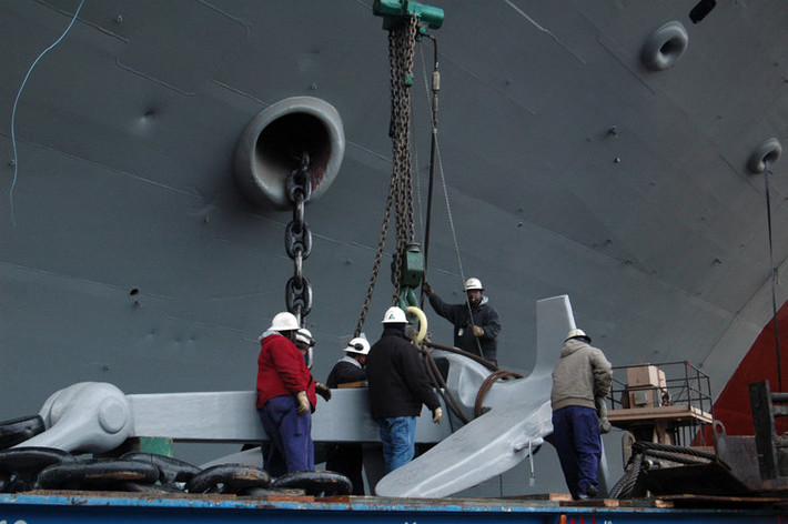 Mỏ neo của tàu sân bay USS Enterprise cũng từng là mỏ neo nặng nhất thế giới, mỏ neo này có trọng lượng tổng cộng bao gồm cả neo lẫn xích lên tới 9,3 tấn - chiếm 1/10 trọng lượng của cả con tàu. Nguồn ảnh: BI.