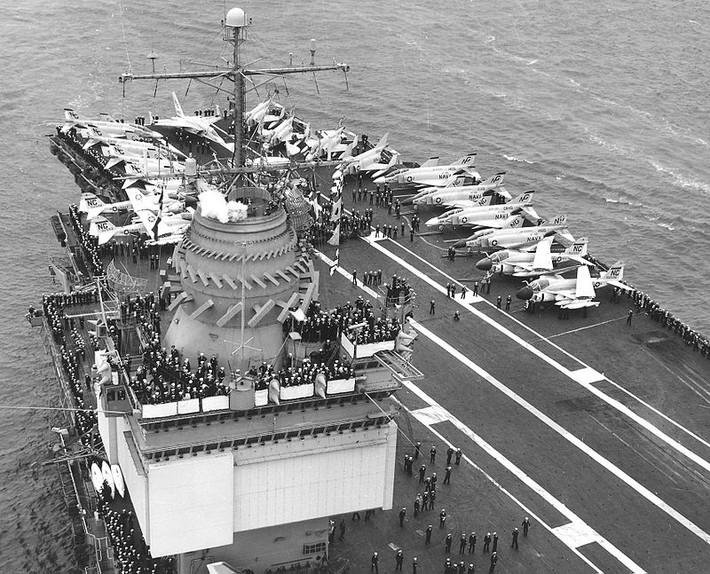 Tới tháng 12/2016, lõi phản ứng hạt nhân cuối cùng của USS Enterprise được tháo bỏ và hai tháng sau đó nó được cho loại biên. Hải quân Mỹ hiện tại vẫn chưa quyết định cách thức sử lý tàu sân bay này mà đang lưu trữ nó tại Hampton Roads. Nguồn ảnh: BI.